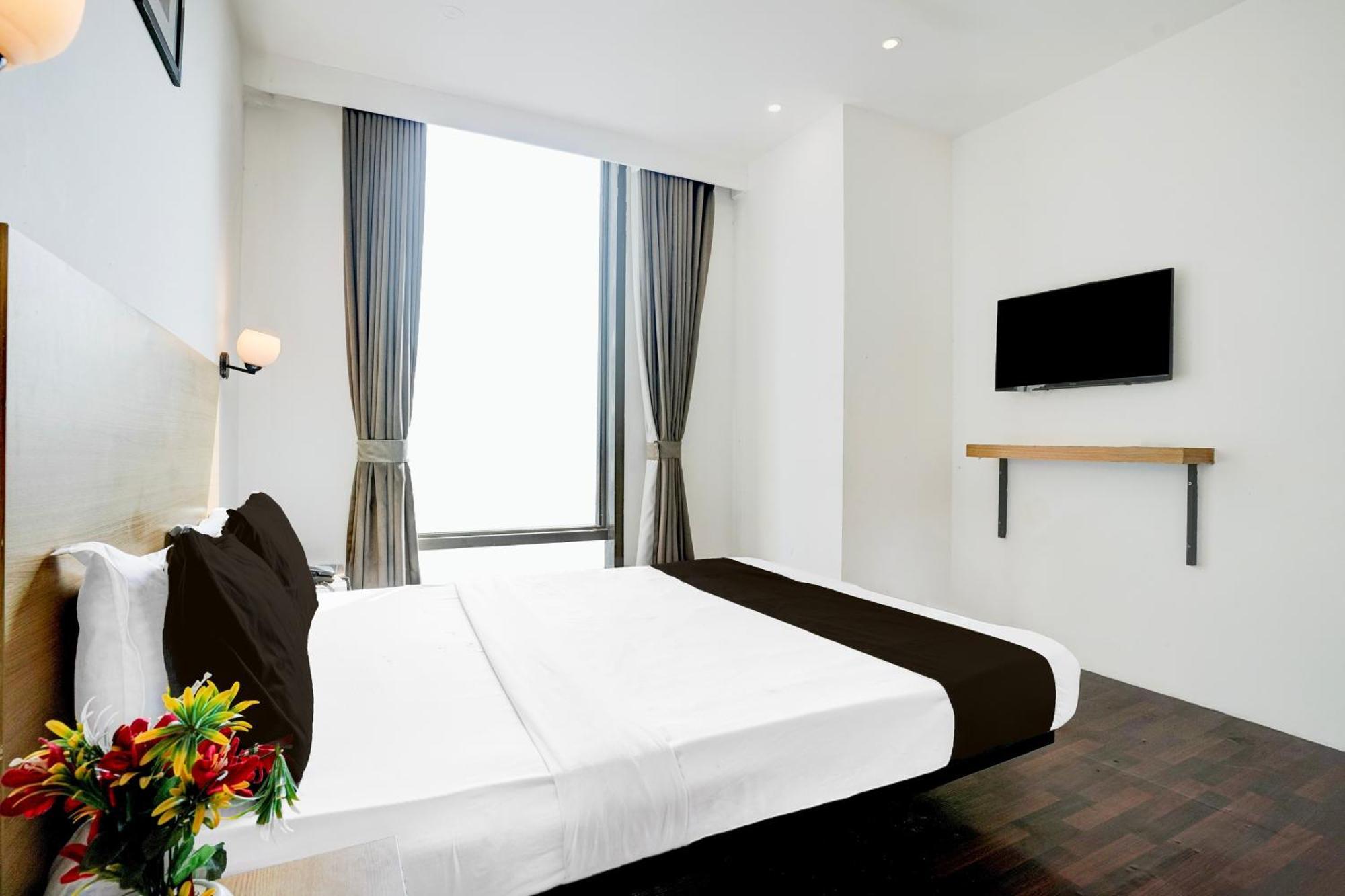 Super Townhouse Pbg Mall Vashi Turambhe Exteriör bild